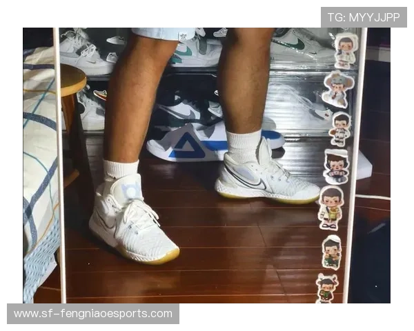 高帮足球鞋球星上脚图鉴赏：展示顶级球员的实战魅力与穿搭风格